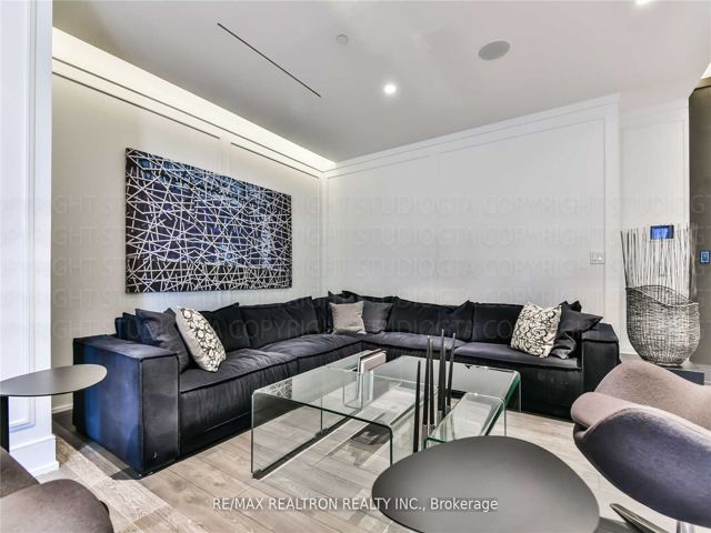 808 - 6 Parkwood Ave