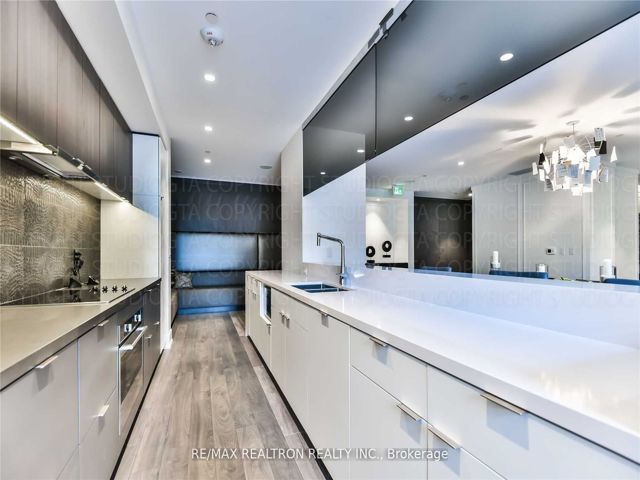 808 - 6 Parkwood Ave