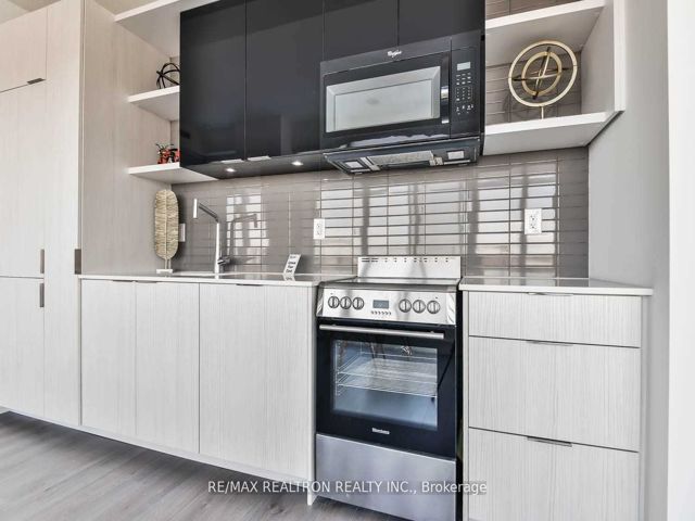 808 - 6 Parkwood Ave