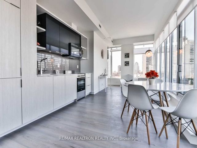 808 - 6 Parkwood Ave