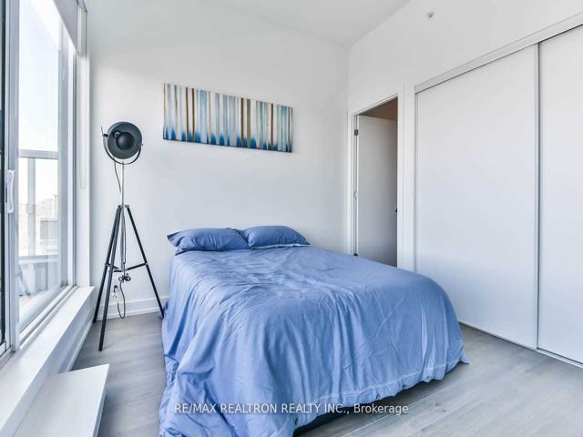 808 - 6 Parkwood Ave