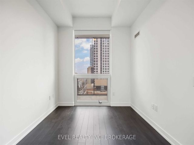 1210 - 39 Roehampton Ave