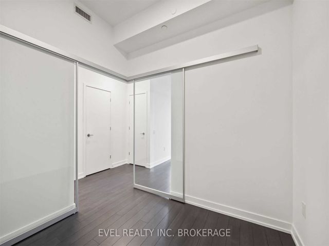 1210 - 39 Roehampton Ave
