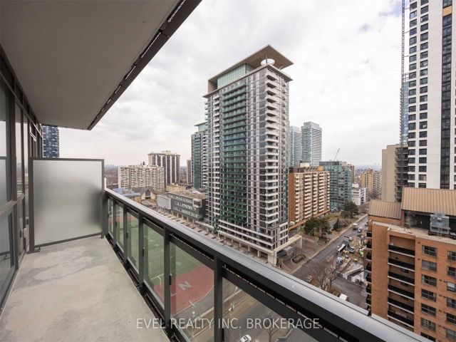 1210 - 39 Roehampton Ave