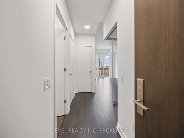 1210 - 39 Roehampton Ave