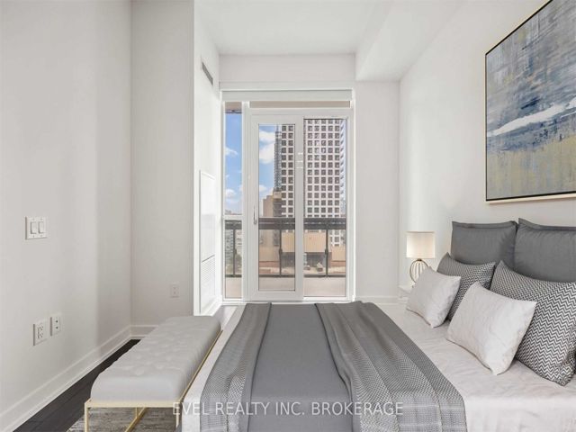 1210 - 39 Roehampton Ave