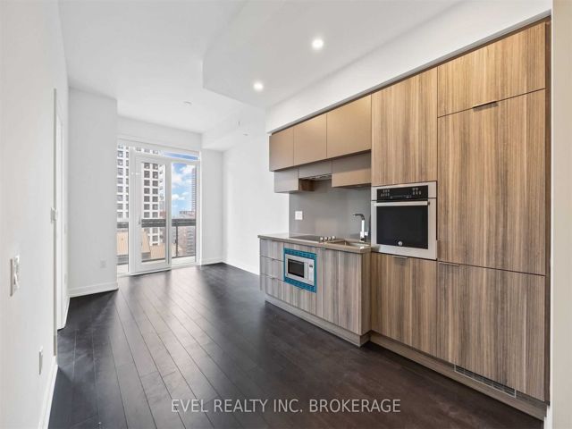 1210 - 39 Roehampton Ave