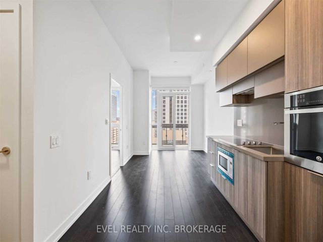 1210 - 39 Roehampton Ave