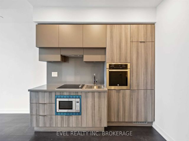 1210 - 39 Roehampton Ave