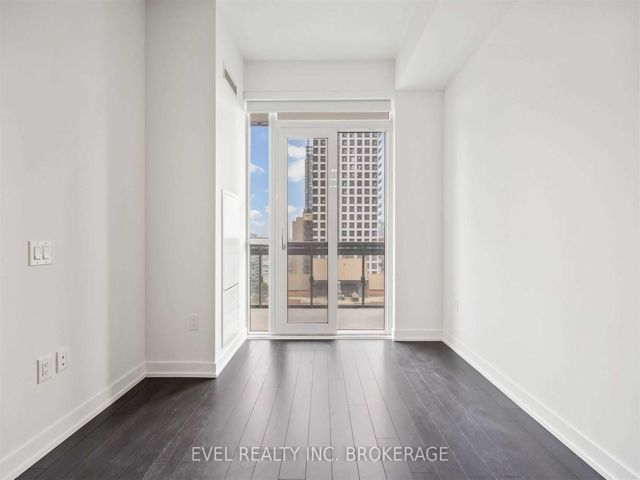 1210 - 39 Roehampton Ave