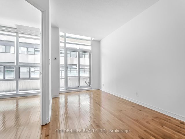 201 - 736 Spadina Ave