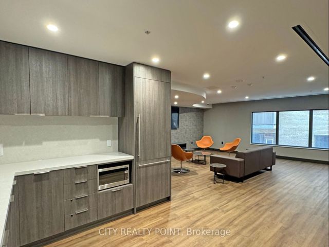 910 - 2525 Bathurst St