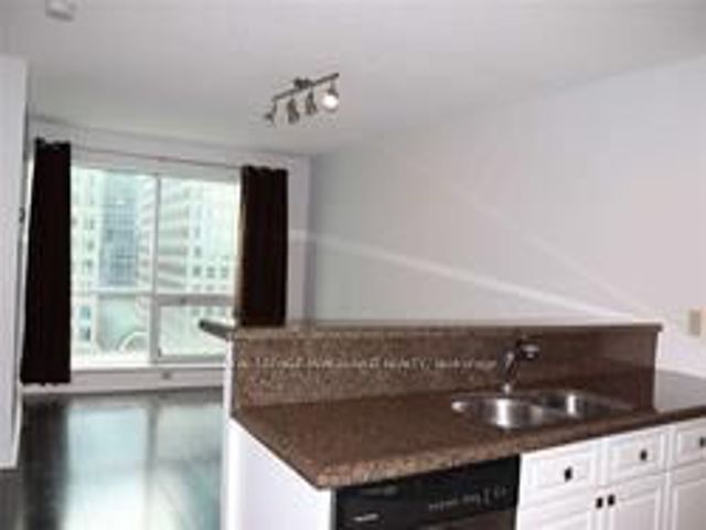 1009 - 10 Queens Quay W