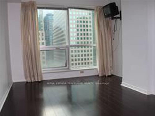 1009 - 10 Queens Quay W