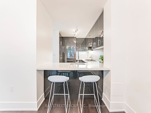 106 - 39 Queens Quay E