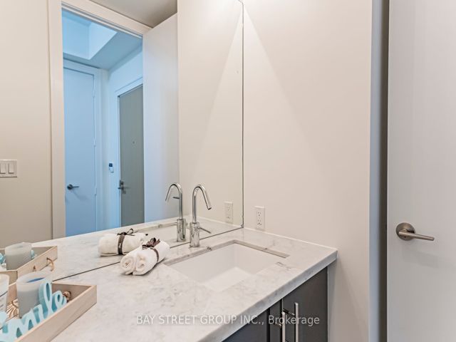 106 - 39 Queens Quay E