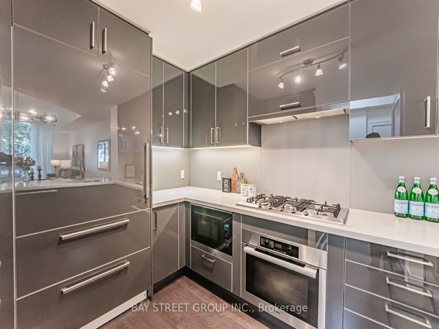 106 - 39 Queens Quay E