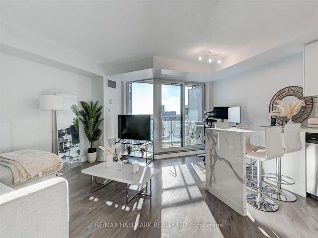 919 - 410 Queens Quay W