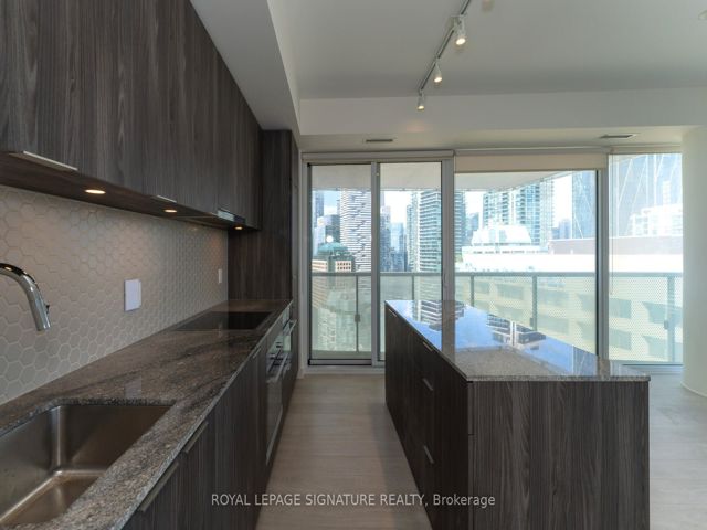 3305 - 15 Queens Quay E