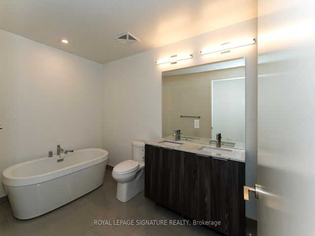 3305 - 15 Queens Quay E