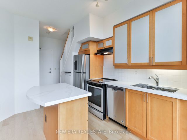 426 - 901 Queen St W