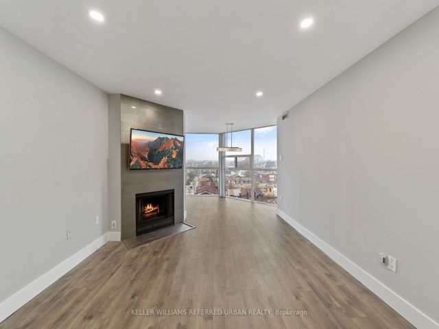 1111 - 725 King St W