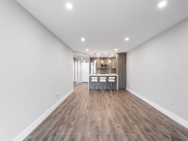 1111 - 725 King St W