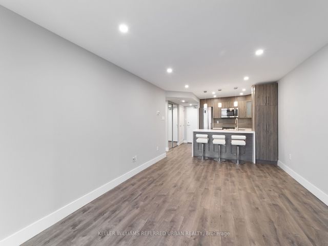 1111 - 725 King St W