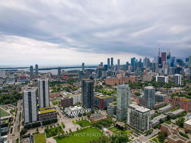 911 - 55 Regent Park Blvd