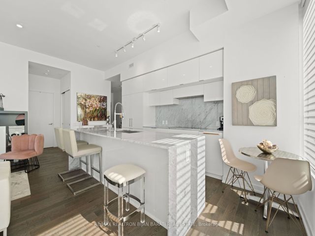 PH 02 - 185 Roehampton Ave