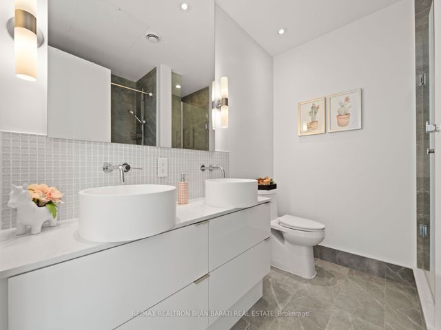 PH 02 - 185 Roehampton Ave