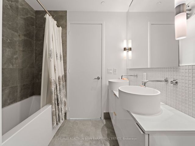 PH 02 - 185 Roehampton Ave
