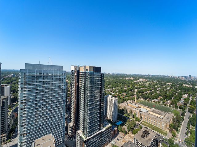 PH 02 - 185 Roehampton Ave