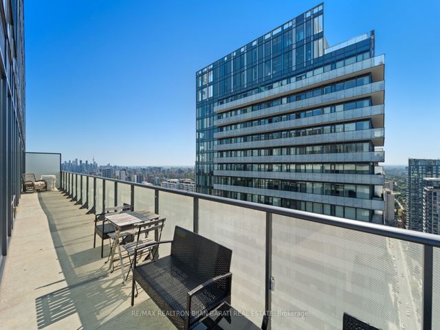 PH 02 - 185 Roehampton Ave
