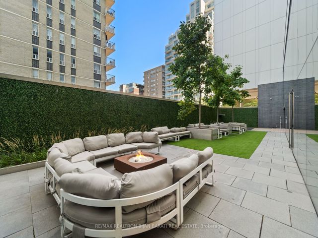PH 02 - 185 Roehampton Ave