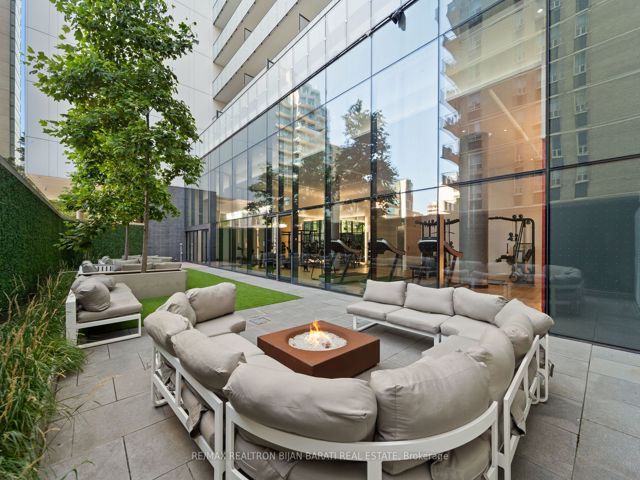 PH 02 - 185 Roehampton Ave