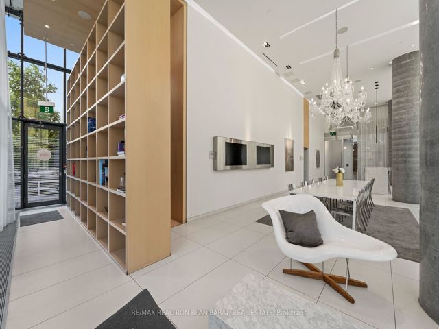 PH 02 - 185 Roehampton Ave