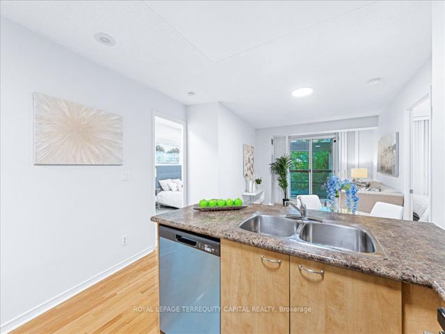 205 - 503 Beecroft Rd