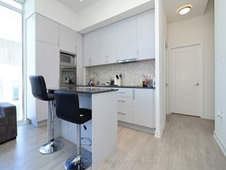 1901W - 27 Bathurst St