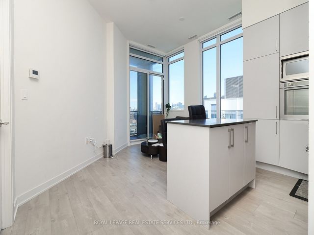 1901W - 27 Bathurst St