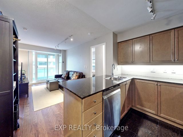 1111 - 736 Spadina Ave