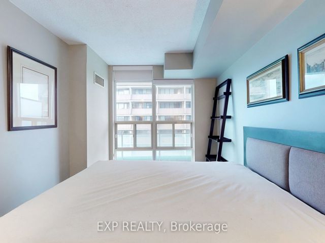 1111 - 736 Spadina Ave