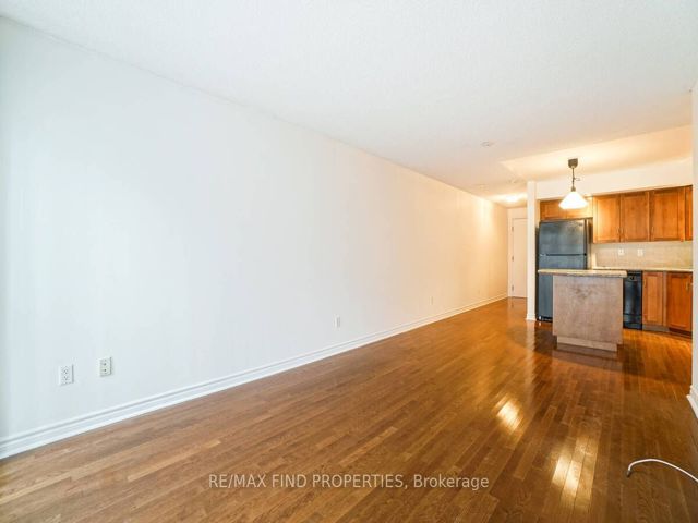 401 - 270 Wellington St W
