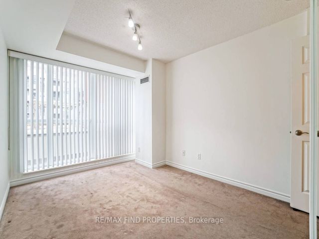 401 - 270 Wellington St W