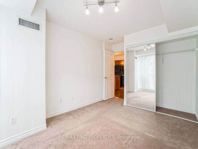 401 - 270 Wellington St W