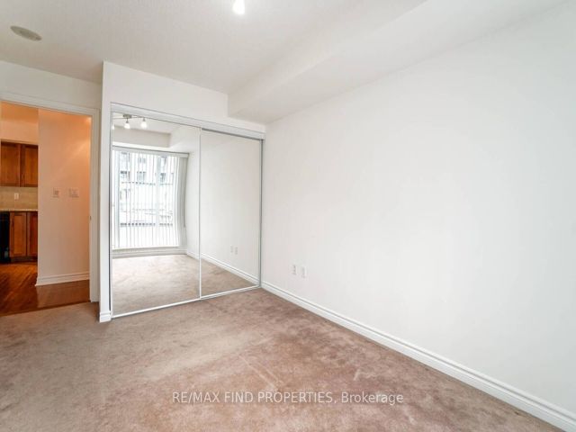 401 - 270 Wellington St W