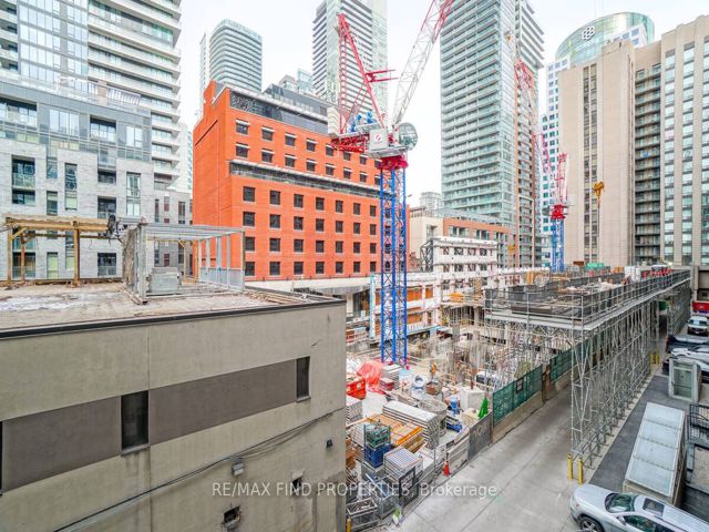 401 - 270 Wellington St W