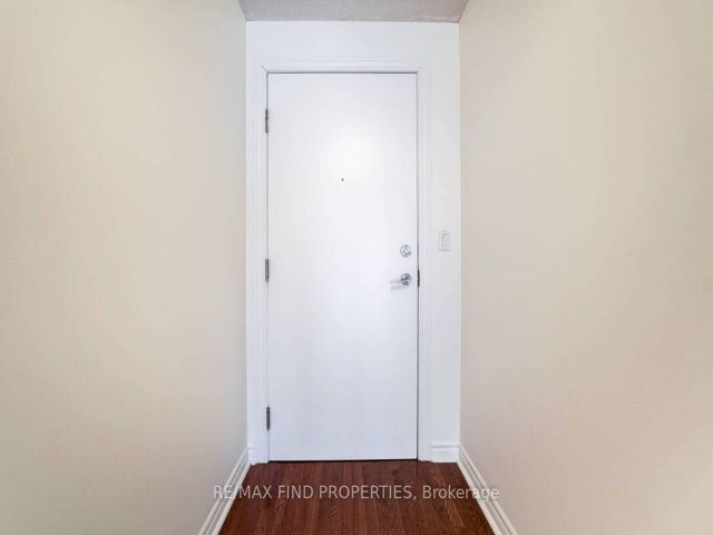 401 - 270 Wellington St W