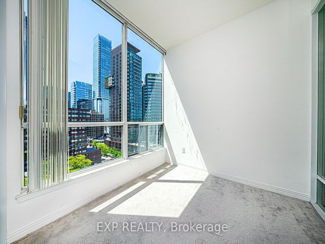 PH113 - 942 Yonge St