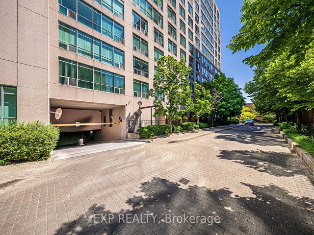 PH113 - 942 Yonge St